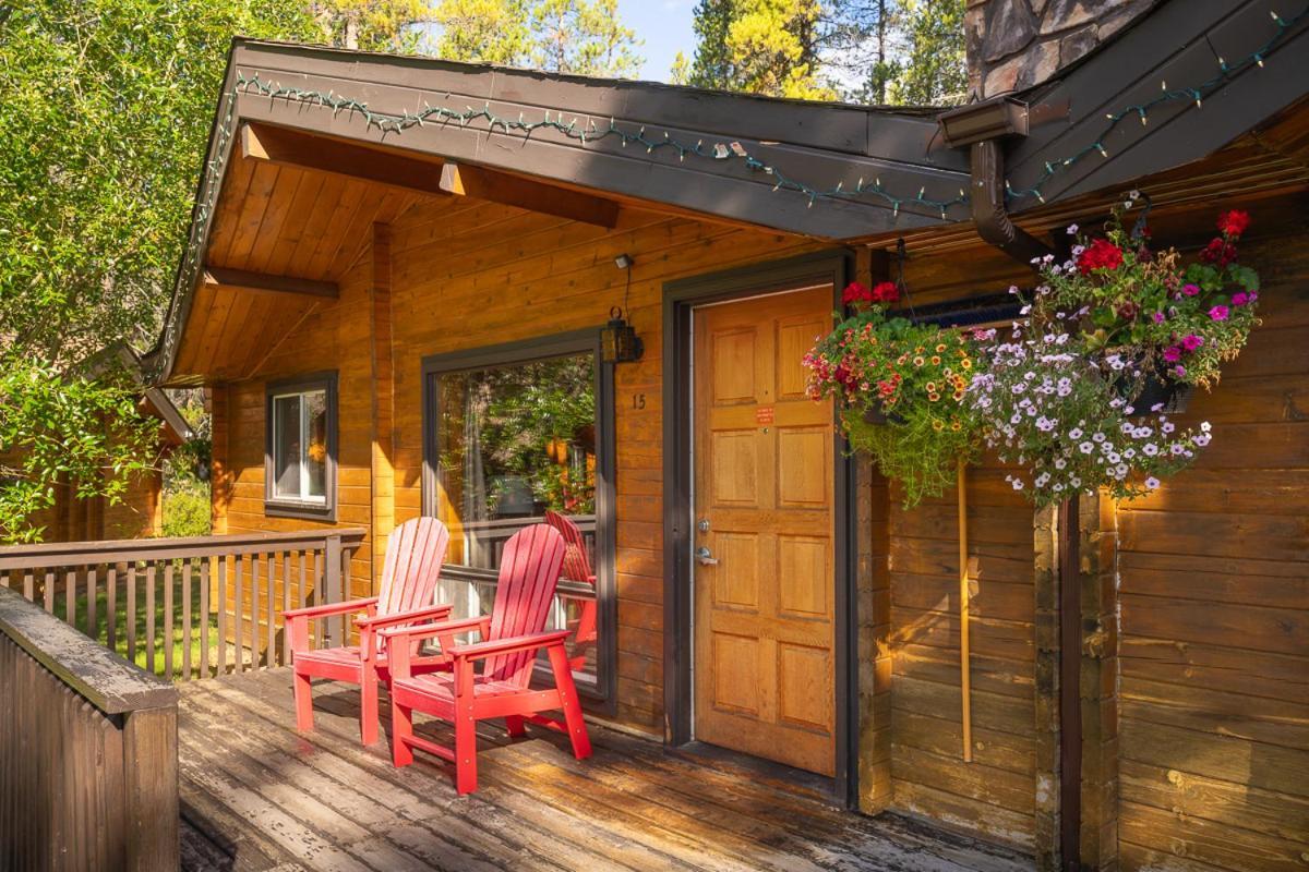 Castle Mountain Chalets Eksteriør bilde